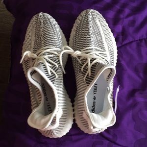 Static yeezys no box